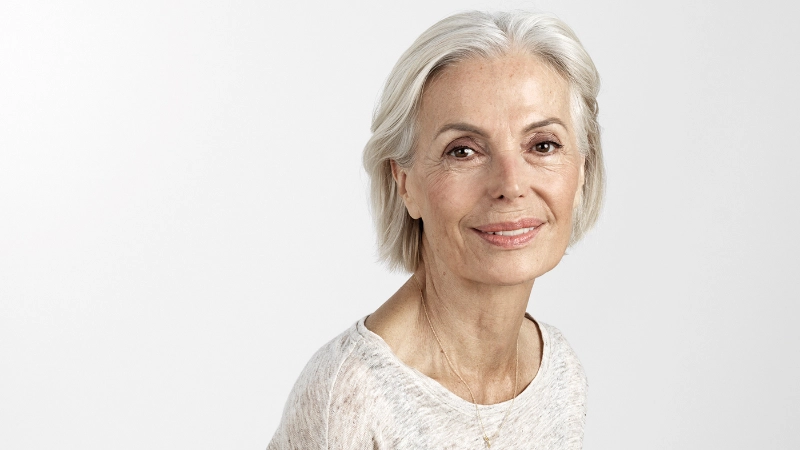 Seniorin A weiss Portrait