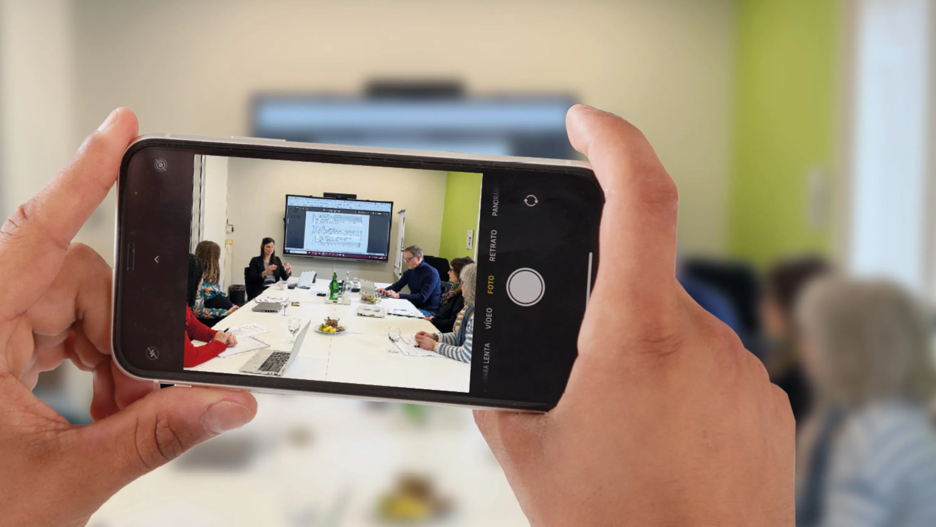 Le groupe de travail IF de Pro Senectute est réuni autour d'une table et discute.