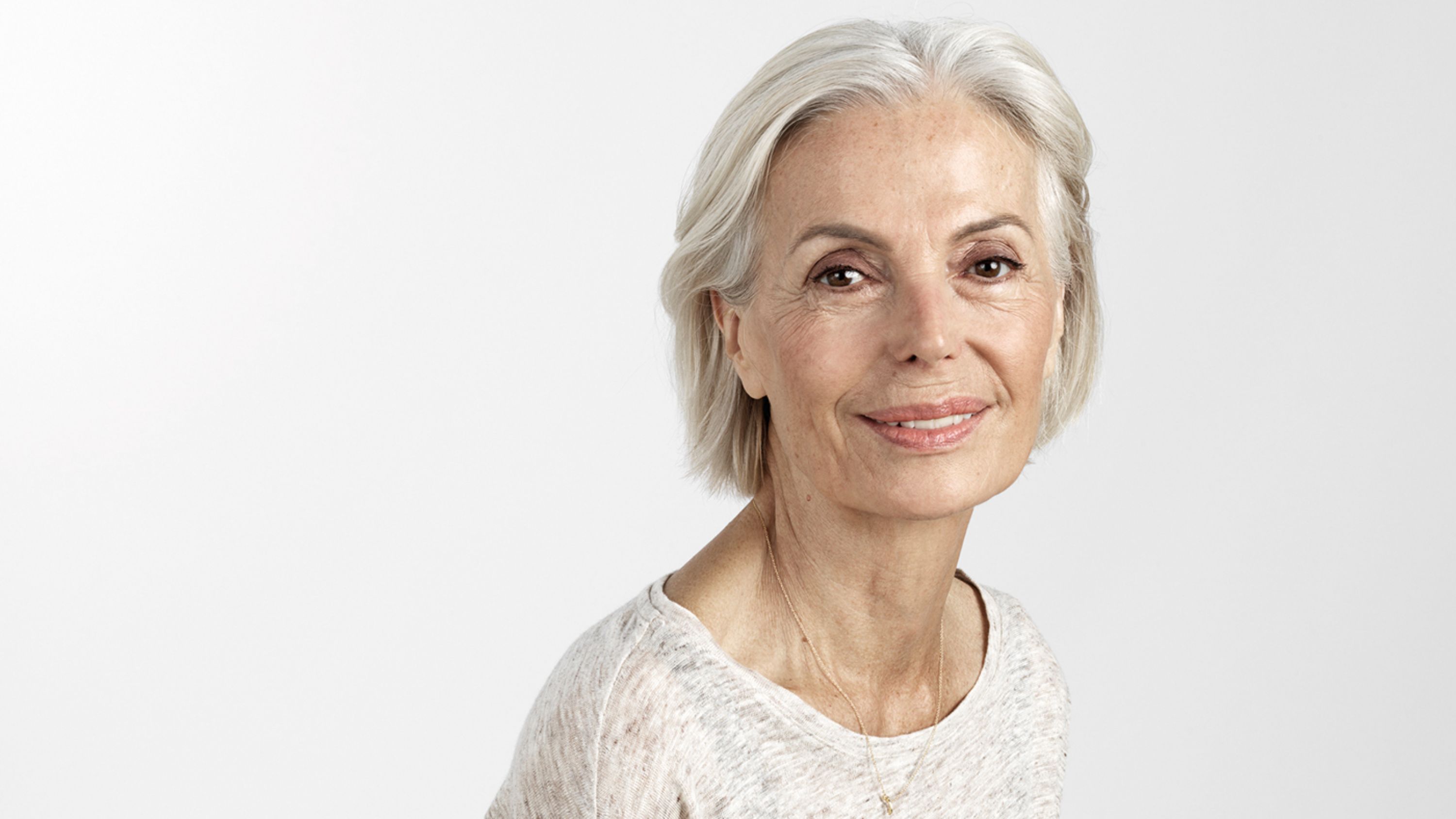 Seniorin A weiss Portrait