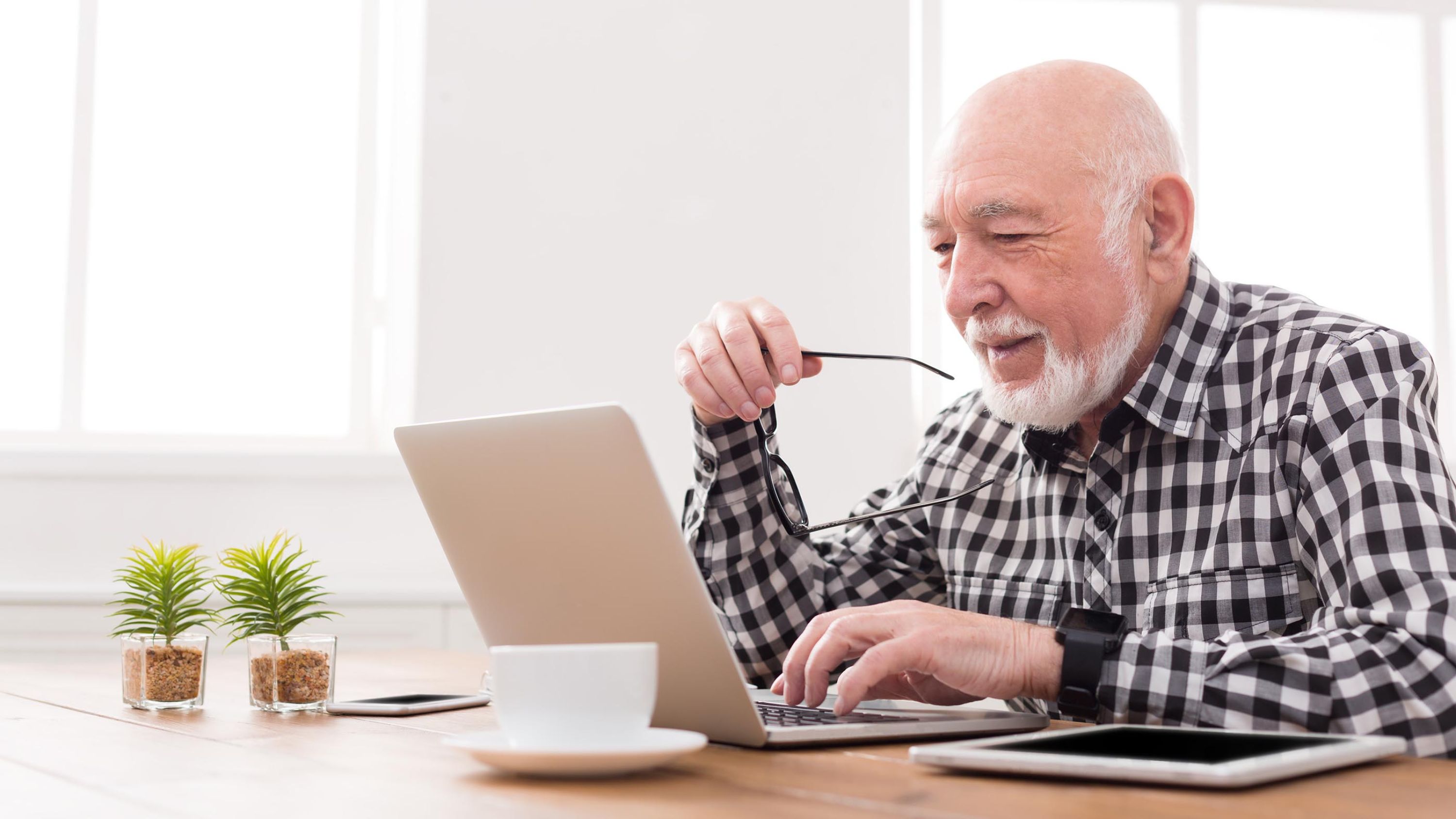 Digitaler Senior fühlt sich sicher im Umgang mit neuen Technologien 