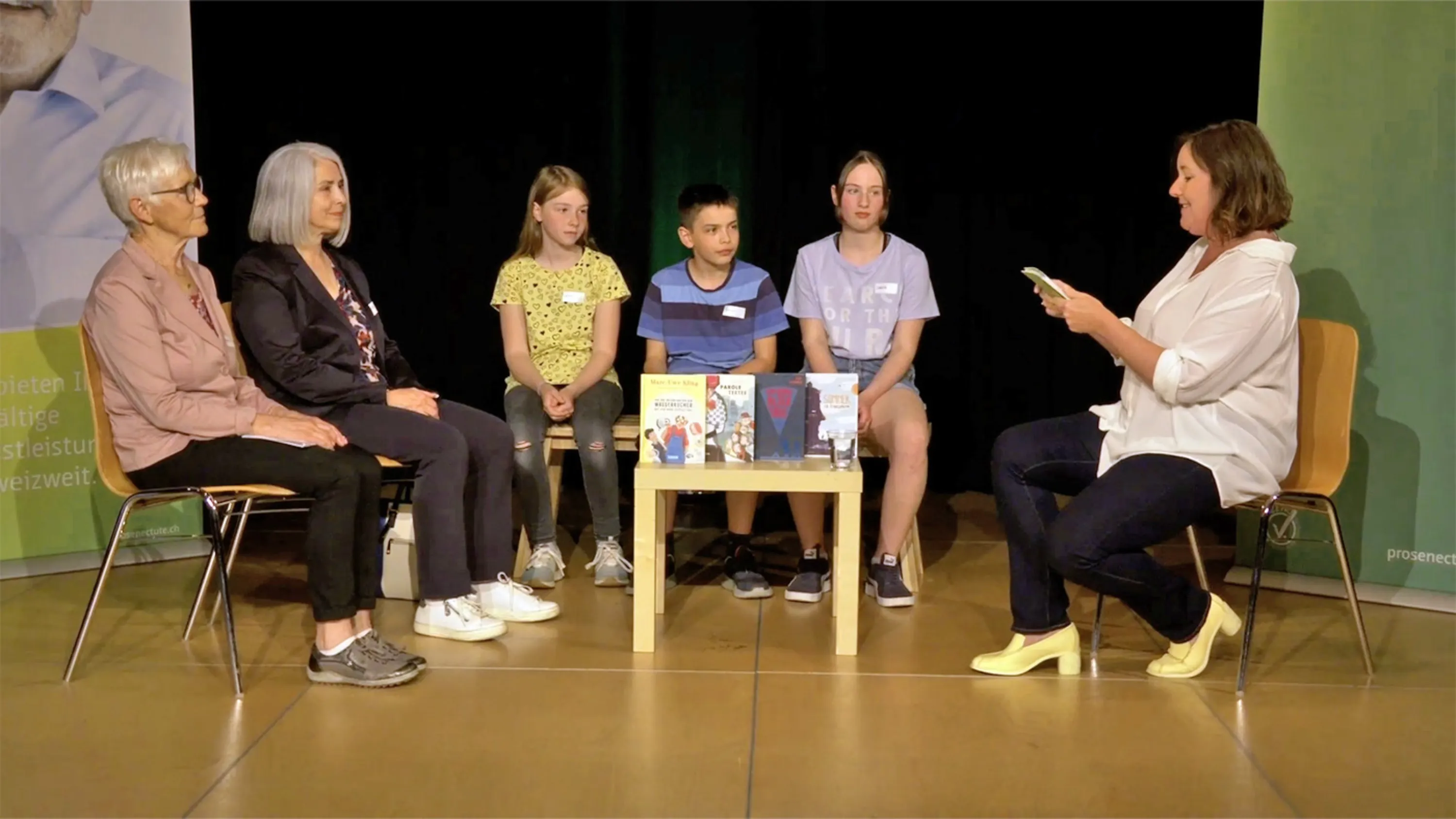 Die Moderatorin des Prix Chronos interviewt Kinder und Seniorinnen