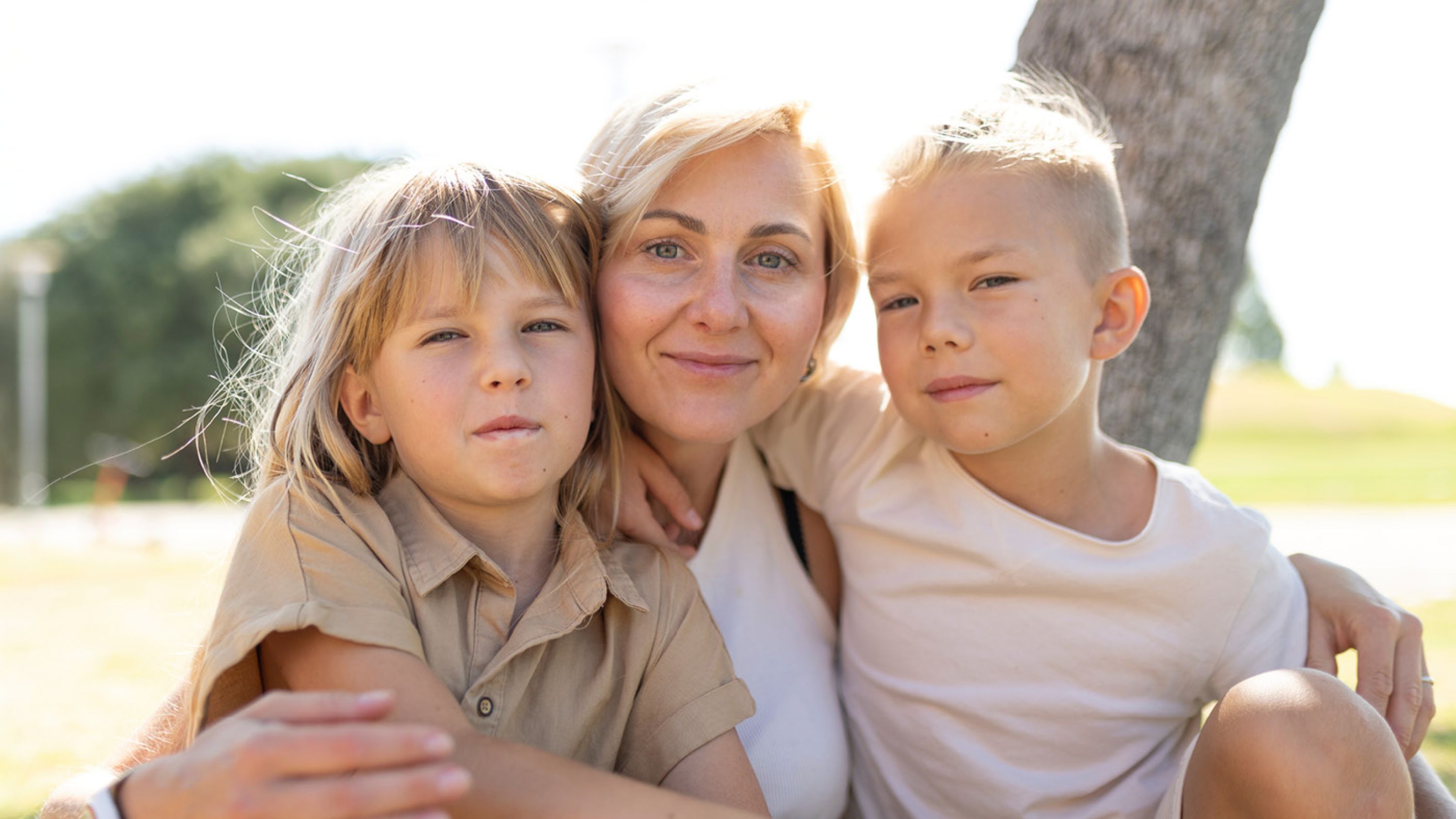 Giovane vedova con figlio